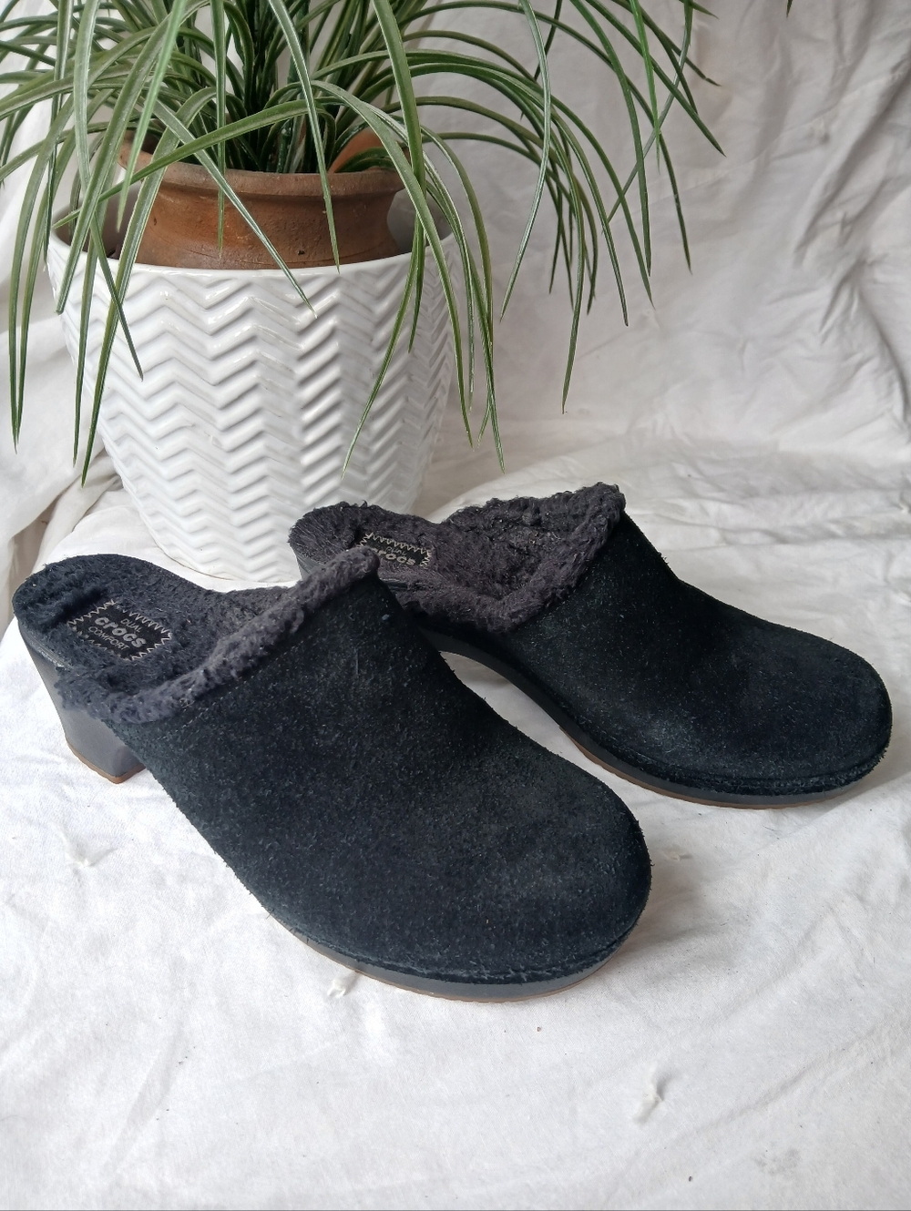 Crocs Black Suede Cobbler Clogs - Faux Fur Lined Heel, Sz 8